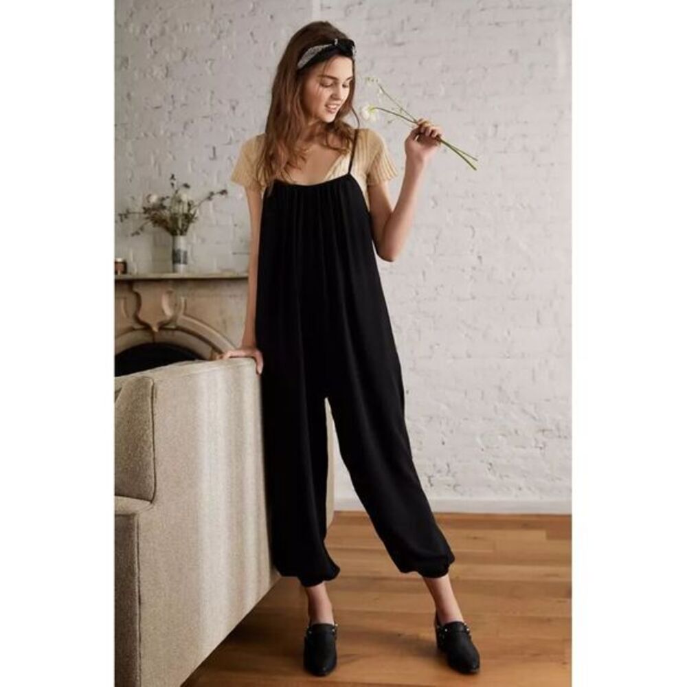 NEW Urban Outfitters Black Relaxed Jumpsuit Adjustable Straps‎ Cropped Wide Leg